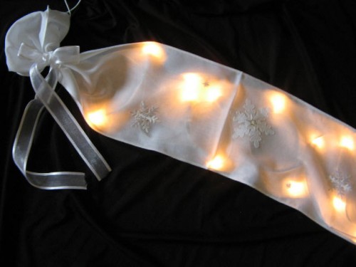 Raumtraum-Dekoshop Tischband Weihnachten mit Lichterkette Wei&szlig; bestickt